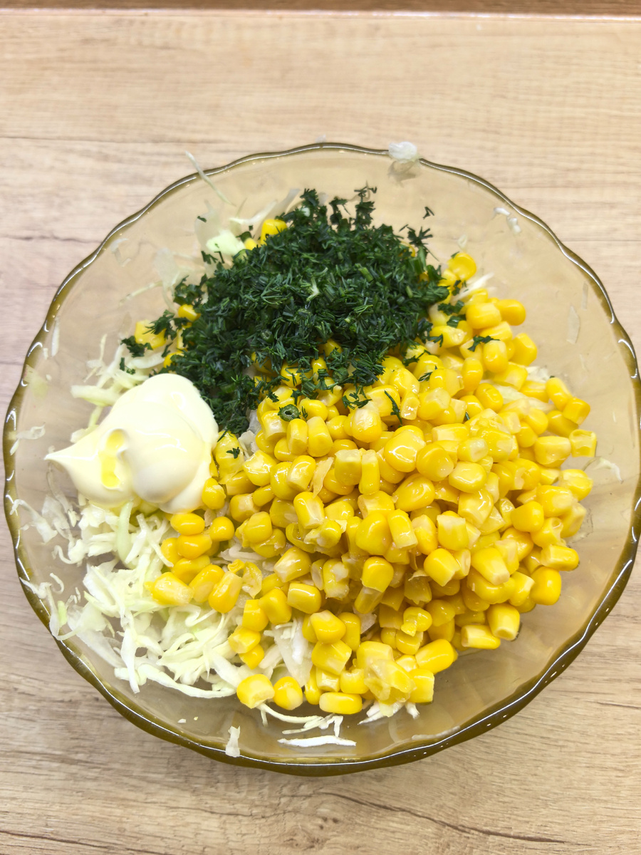 Салат из молодой капусты и сладкой кукурузы 