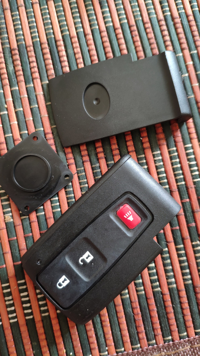 Лицевая сторона и задняя крышка, у меня родной ключ на три кнопки.