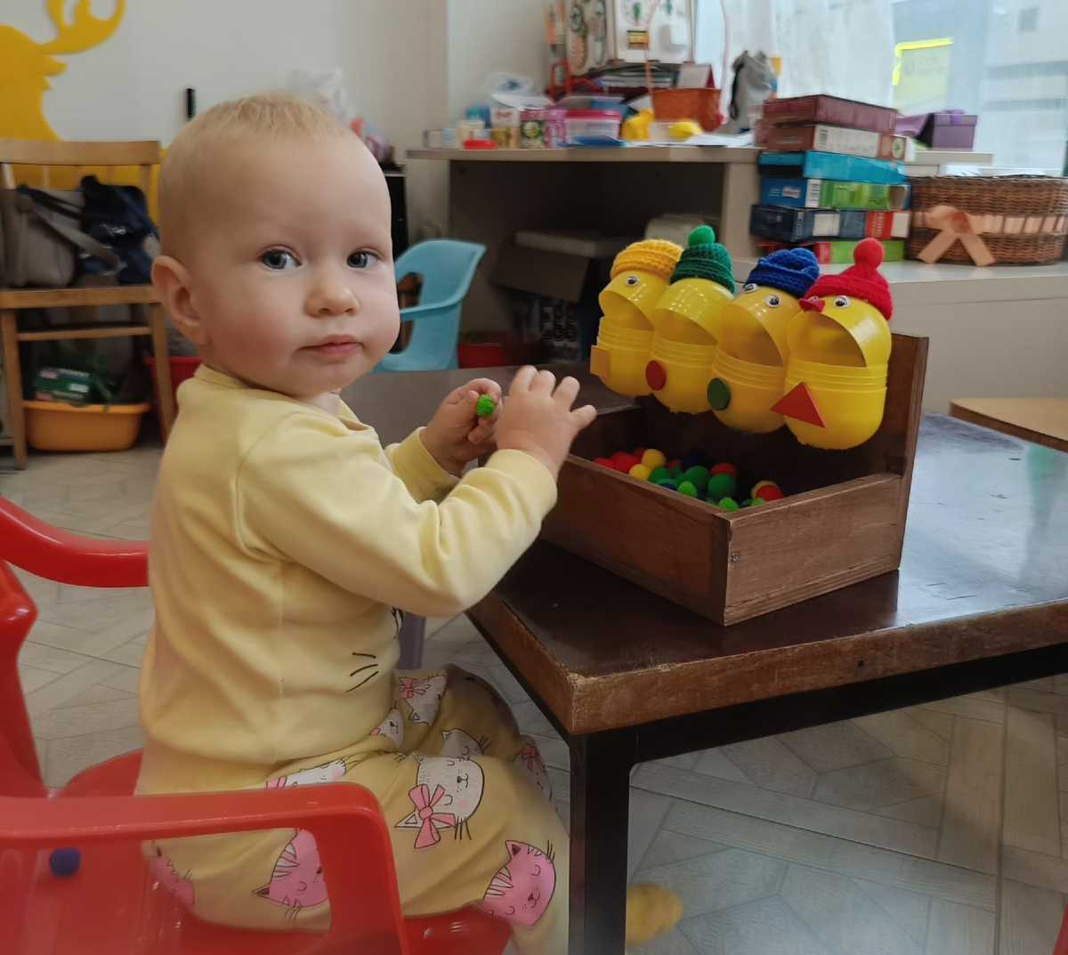 Очень интересный и необычный сортер с наших занятий в библиотеке. Но как его сделать самостоятельно и что это за огромные пластиковые яйца, не знаю