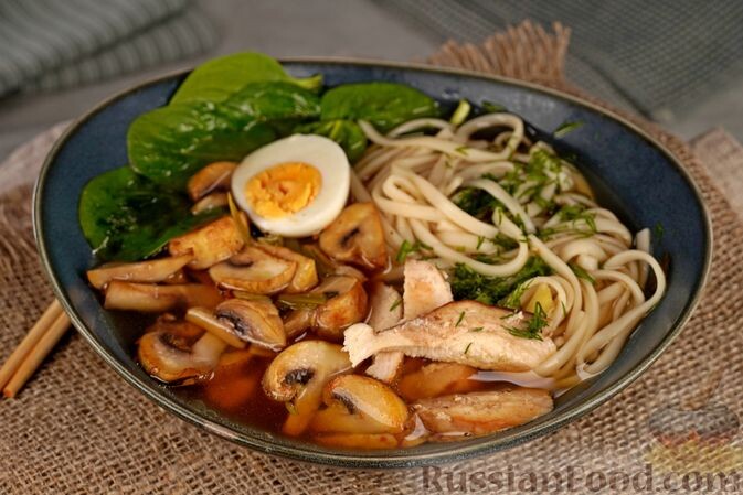 куриное филе, куриные бёдра, мёд, соус соевый, перец чили, чеснок, сахар коричневый, шампиньоны, шпинат, корень имбиря, соус соевый, вино белое сладкое, лук зелёный, перец чили, соль, масло растительное, яйца, лапша, вода