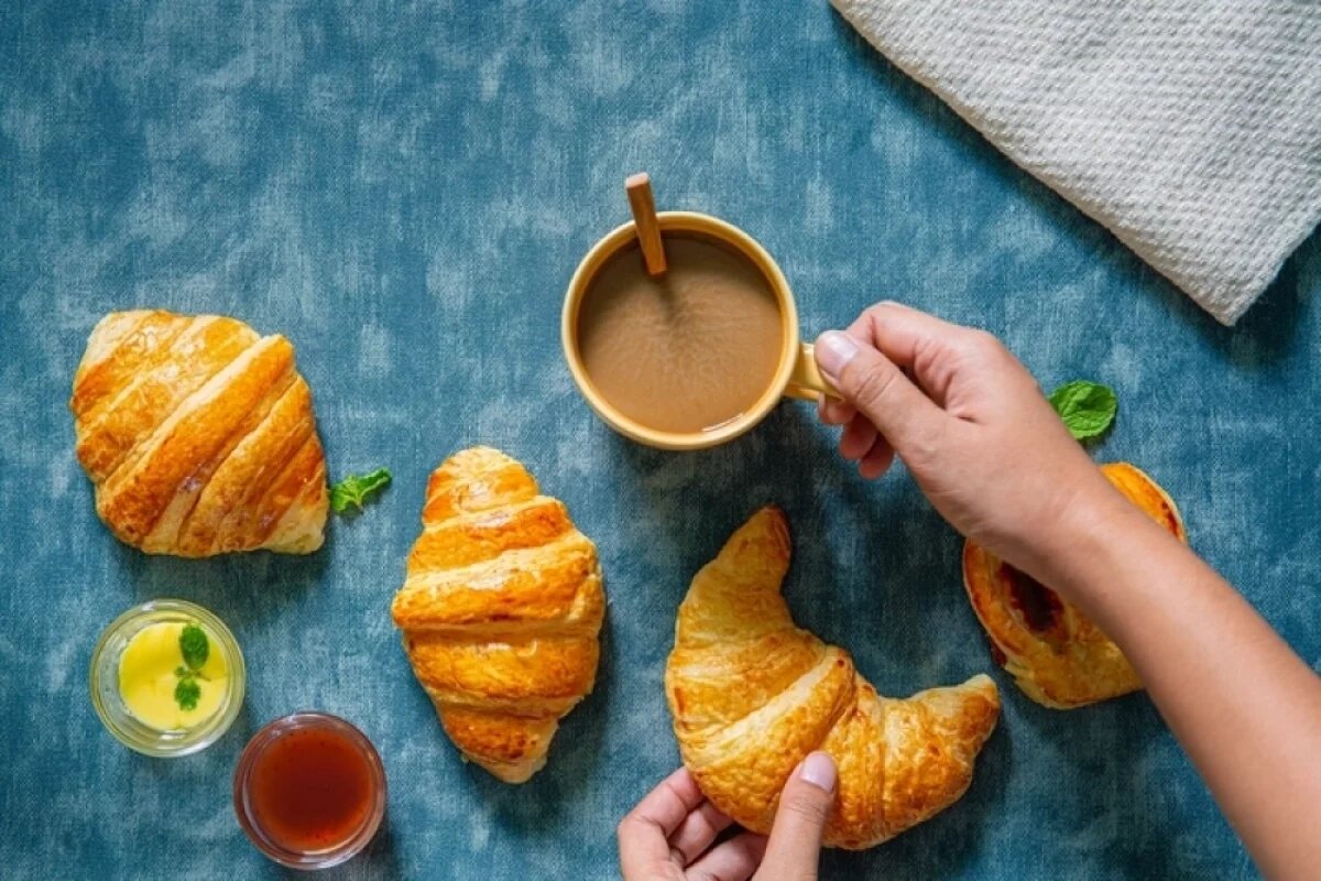    Яблоки, какао и финиковая паста.