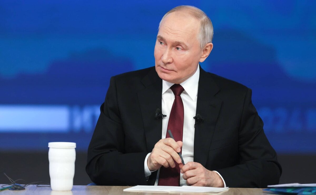 Фото: с сайта Кремля (http://static.kremlin.ru/media/events/photos/big2x/DRBvXHmrPDenQCl1lMpzauLDFSJL3pcM.jpg)