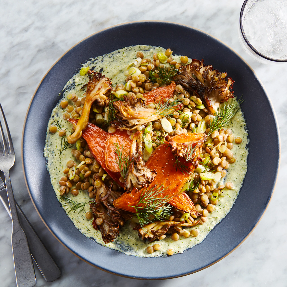 Вкусный ужин из батата, чечевицы и грибов