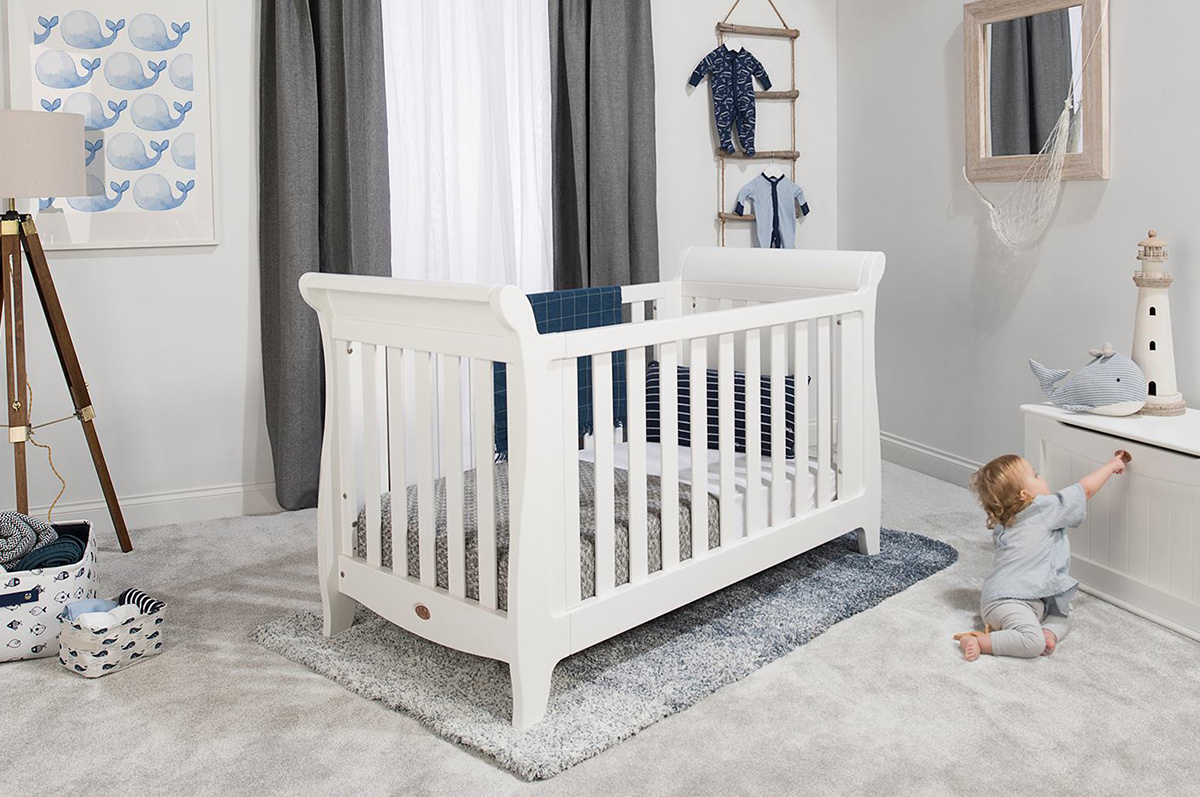 На изображении представлена кроватка Boori Sleigh Elite для новорожденных 154х77 см, из натурального дерева, прочная и долговечная.