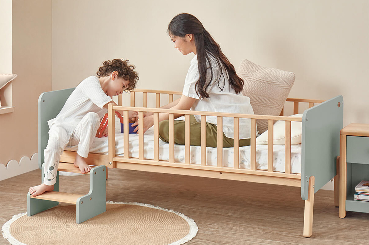 На изображении представлена кровать Boori, со вставками из натурального дерева, которая отличается прочностью и долговечностью.