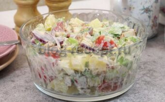 Картофельный салат с курицей и овощами – полноценный ужин