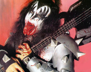 Джин в своём сценическом костюме. Он ДЕМОН.
