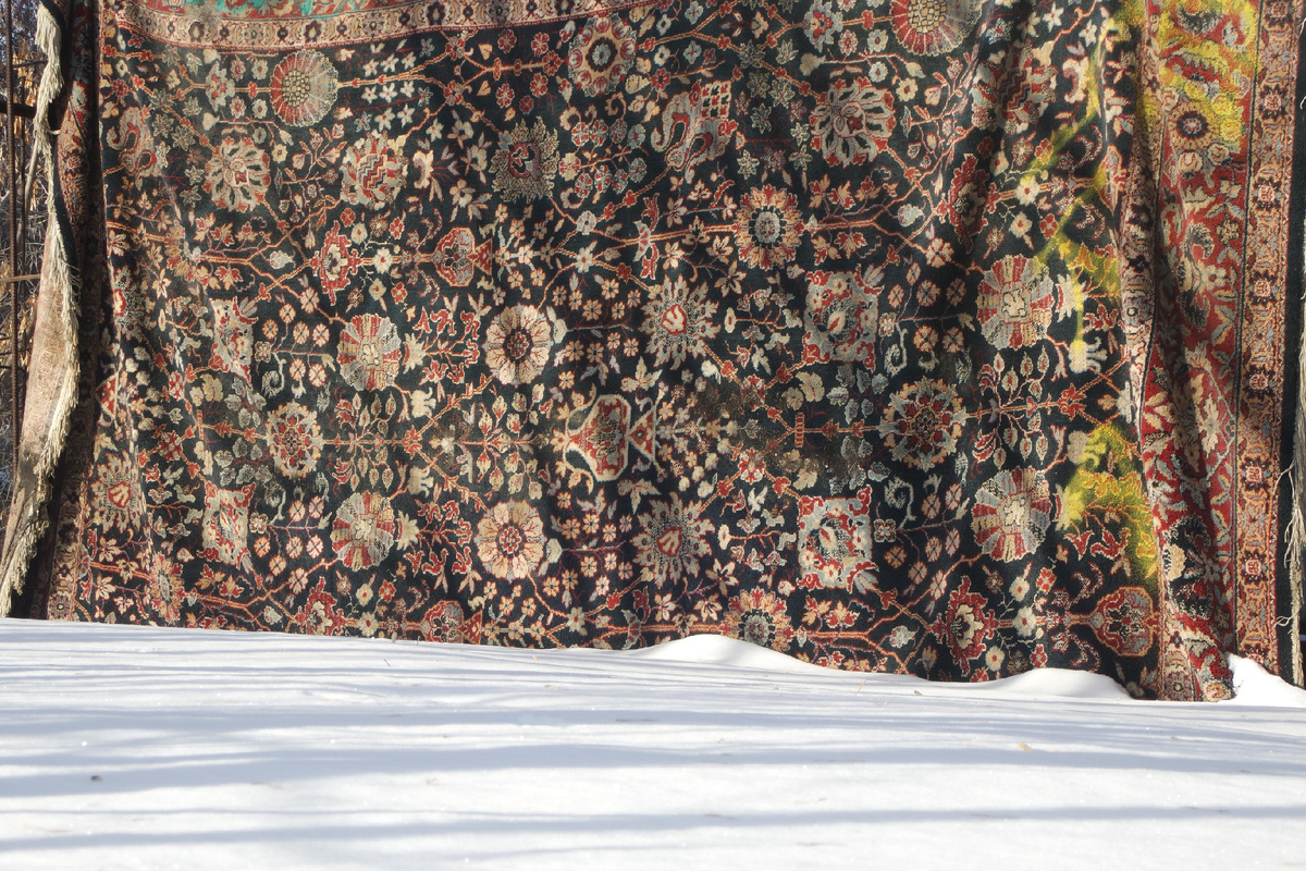 ковёр тут огораживает трансформаторную будку давно, на нём уже молодёжь успела пописать-порисовать красками из балончика...