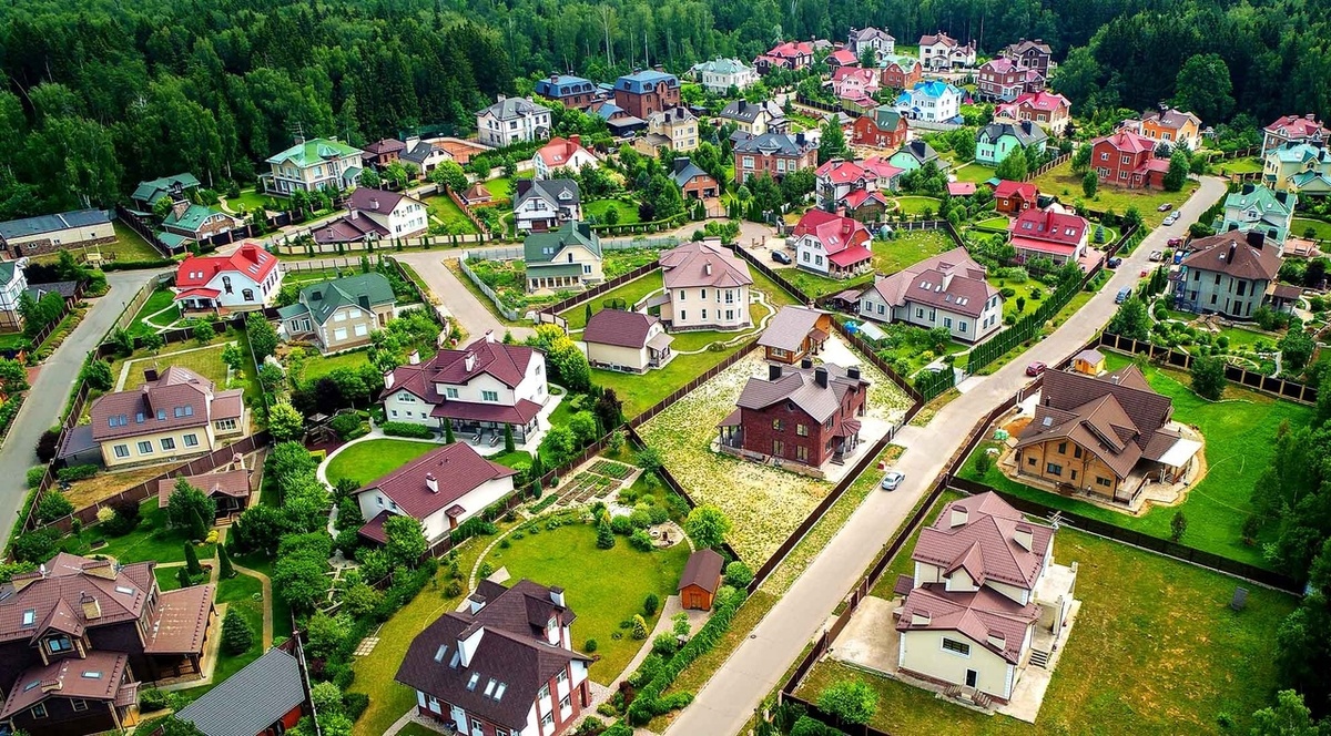 Плотность застройки в современных посёлках может значительно влиять на комфорт жизни.