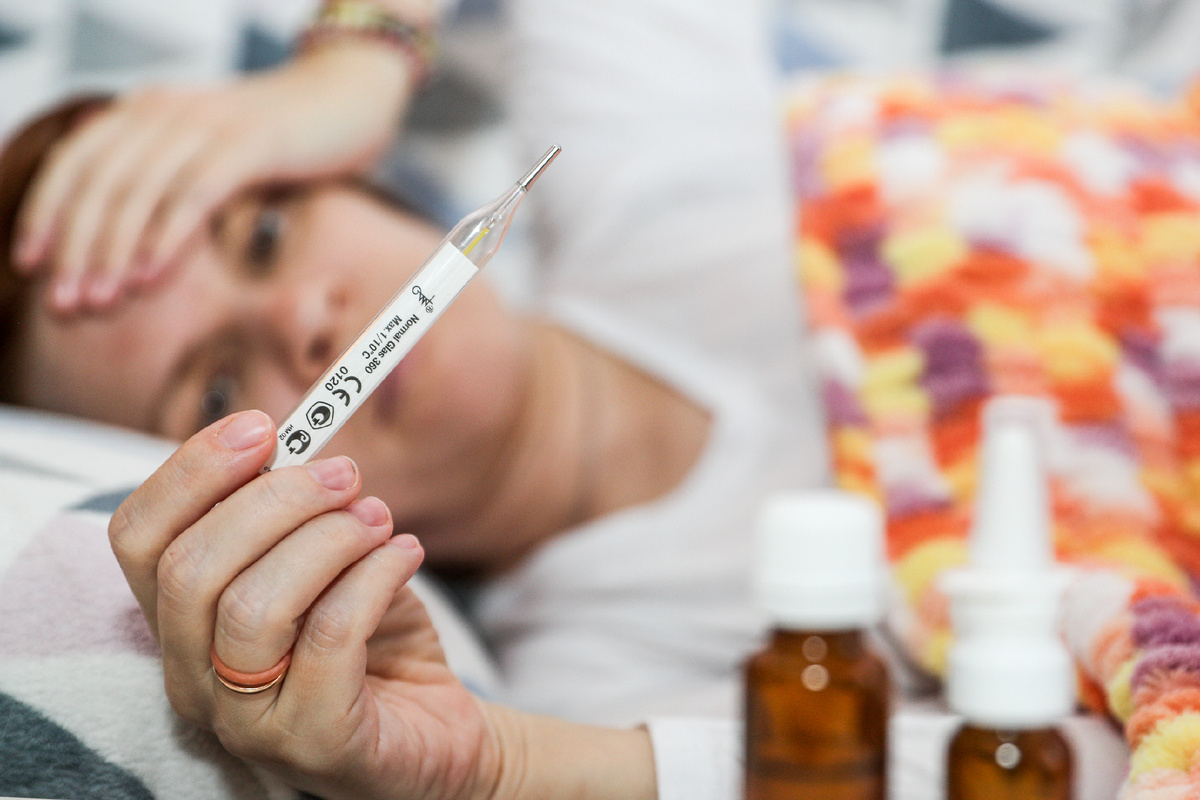 В РФ заговорили о новой вспышке «свиного» гриппа: скончались пять человек в разных регионах
Тревожные известия вызвали реакцию и у столичного департамента здравоохранения.

В российских больницах, как заявляют в СМИ, усилили меры противоэпидемической безопасности из-за очередного варианта вируса гриппа. Об этом заявил тг-канал Mash со ссылкой на свои источники, сообщив – из-за осложнений заболевания, вызванного штаммом вируса А(H1N1)09, скончались уже пять человек по стране.
Зафиксировали случаи смертей в Ульяновской, Московской, Новосибирской, Воронежской областях и Забайкальском крае. Погибли двое пенсионеров, включая 95-летнего, и 5-летний ребёнок с ранее имеющимся тяжёлым хроническим заболеванием. 
На сообщения об усилении мер отреагировали в департаменте здравоохранения столицы, где отметили, что в Москве эпидемические пороги не превышены, а также, что не наблюдается вспышек по отдельным вариациям вируса. Можно обратить внимание, что летальные исходы из-за гриппа – не такой редкий сценарий, особенно при наличии других заболеваний.
Напомним, 2025-й год начался с тревожных новостей о вспышке заболеваемости в Китае. В Сети начали распространяться ролики об очередях в китайские больницы с упоминанием метапневмовируса, вызывающего респираторную инфекцию, которая поражает дыхательные пути. Он особенно опасен для детей до 14 лет, пожилых людей и тех, у кого ослаблен иммунитет, как, впрочем, и грипп. 
Фото: Bulkin Sergey / globallookpress.com