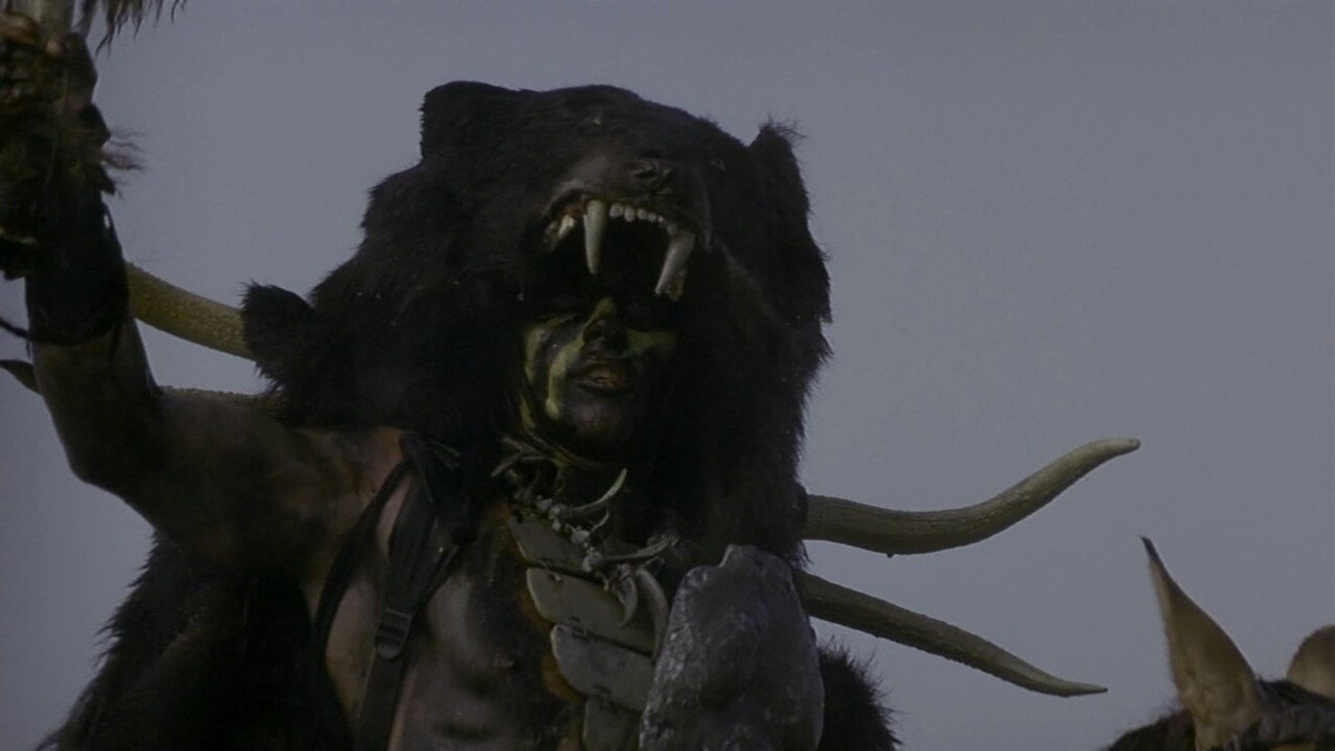 Вождь племени венделей в медвежьей шкуре. Кадр из фильма Джона Мактирнана "Тринадцатый воин" 1999 года.