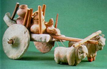 Детская игрушка - арба в упряжке из двух волов.