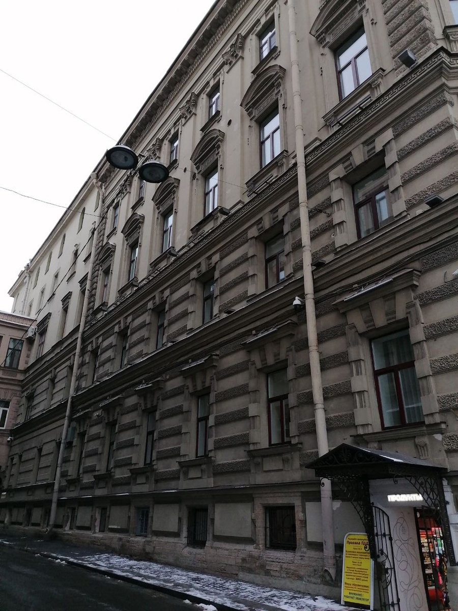 Утром пустынные улицы.