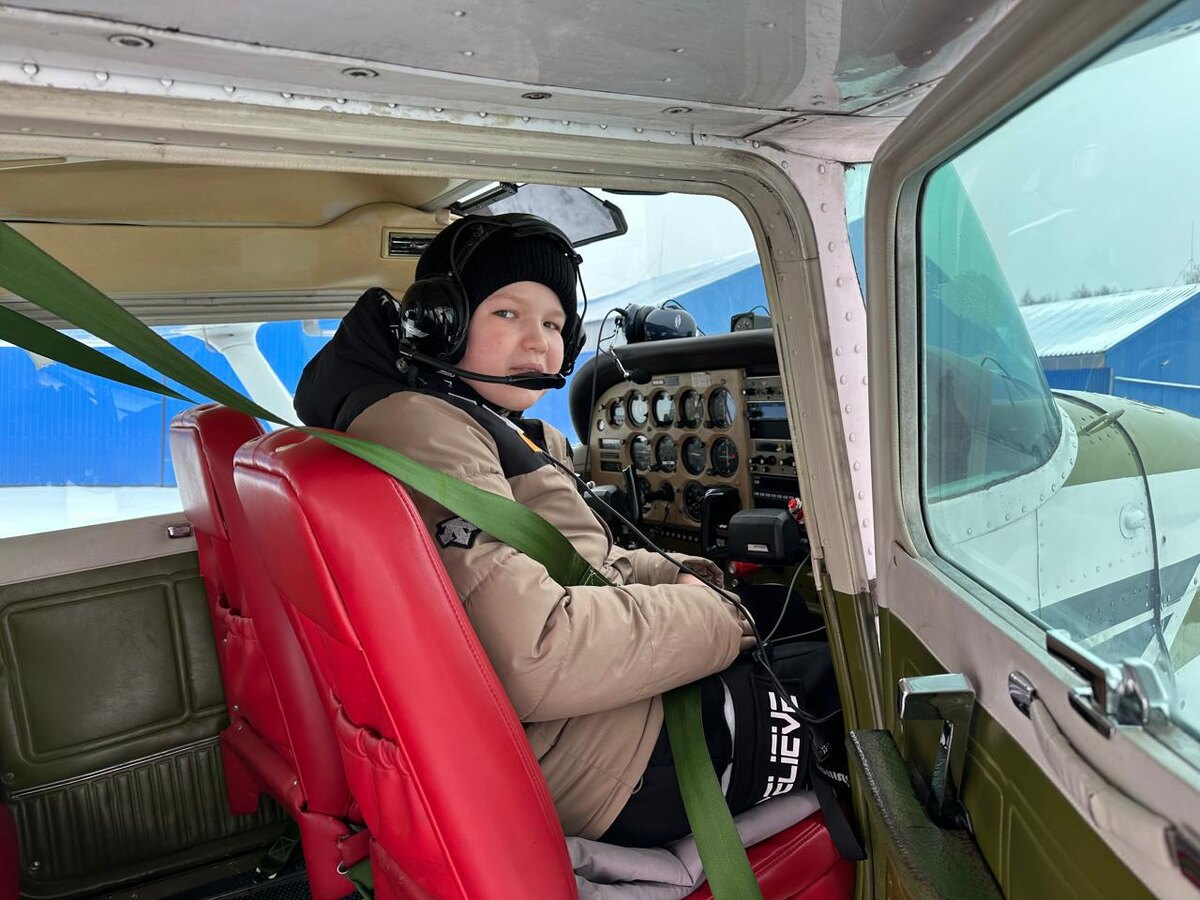 Захар в кабине пилота