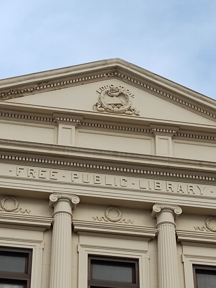 Это фасад здания. Вы видите название библиотеки