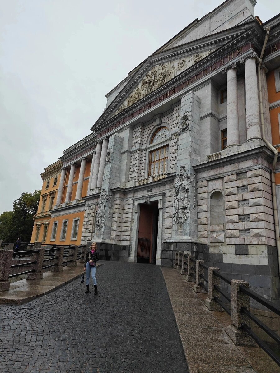 Билеты для посещения можно приобрести в самом замке, цена небольшая 200-400р. на человека, не в сезон народу мало, что удобно и комфортно всё посмотреть, мы ездили в середине сентября. 