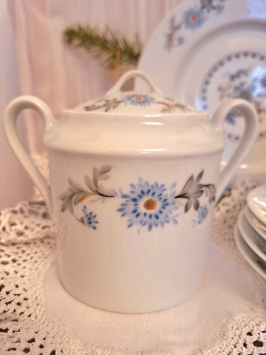 Сахарница красивой формы, 10 см высотой, 