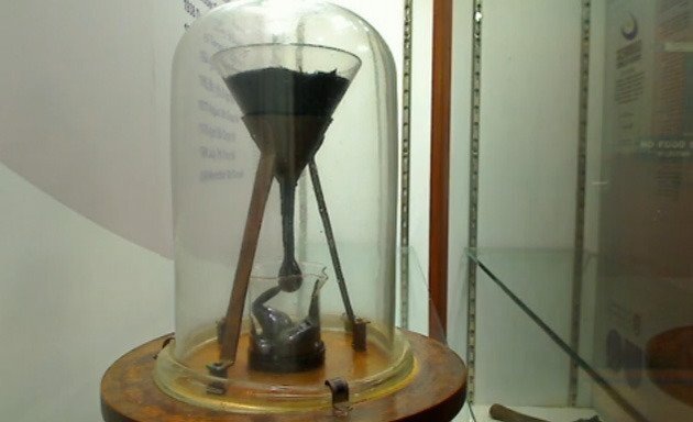 Опыт с капающим пеком — продолжительность 98 лет.