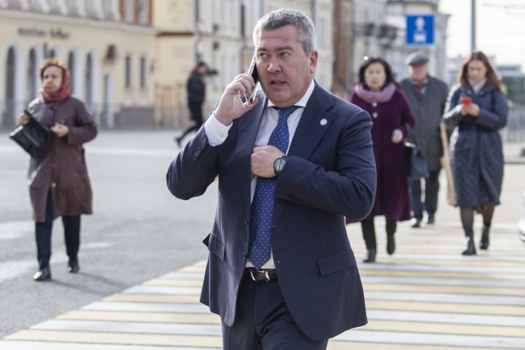    Закиров, помимо того что покупал недвижимость, еще и вел роскошный образ жизни — и прокурор перечислила страны, в которых бывал Закиров в эти годы, а также брендовые магазины, где он рассчитывался своей карточкой.   
Фото: «БИЗНЕС Online»