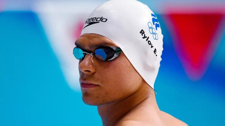    Олимпийский чемпион из Новотроицка Евгений Рылов стал героем сборника об известных спортсменах Белов Михаил Александрович