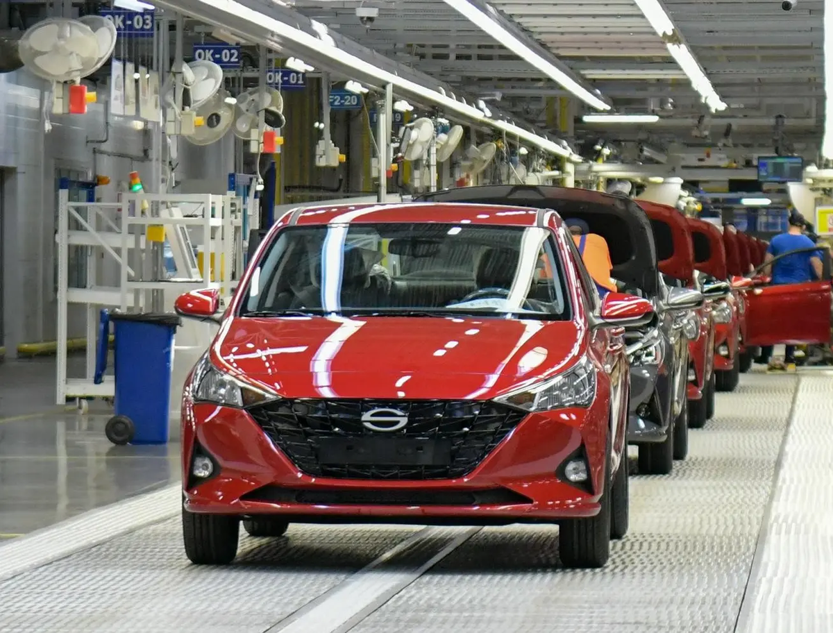 Автомобили бренда Solaris выпускаются на мощностях петербургского завода «Автомобильный завод АГР» (бывший завод Hyundai).