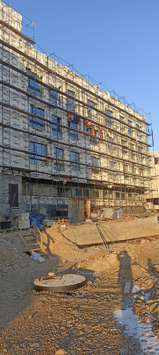 Работы по установке витражей в здании школы в городе Владивосток. 