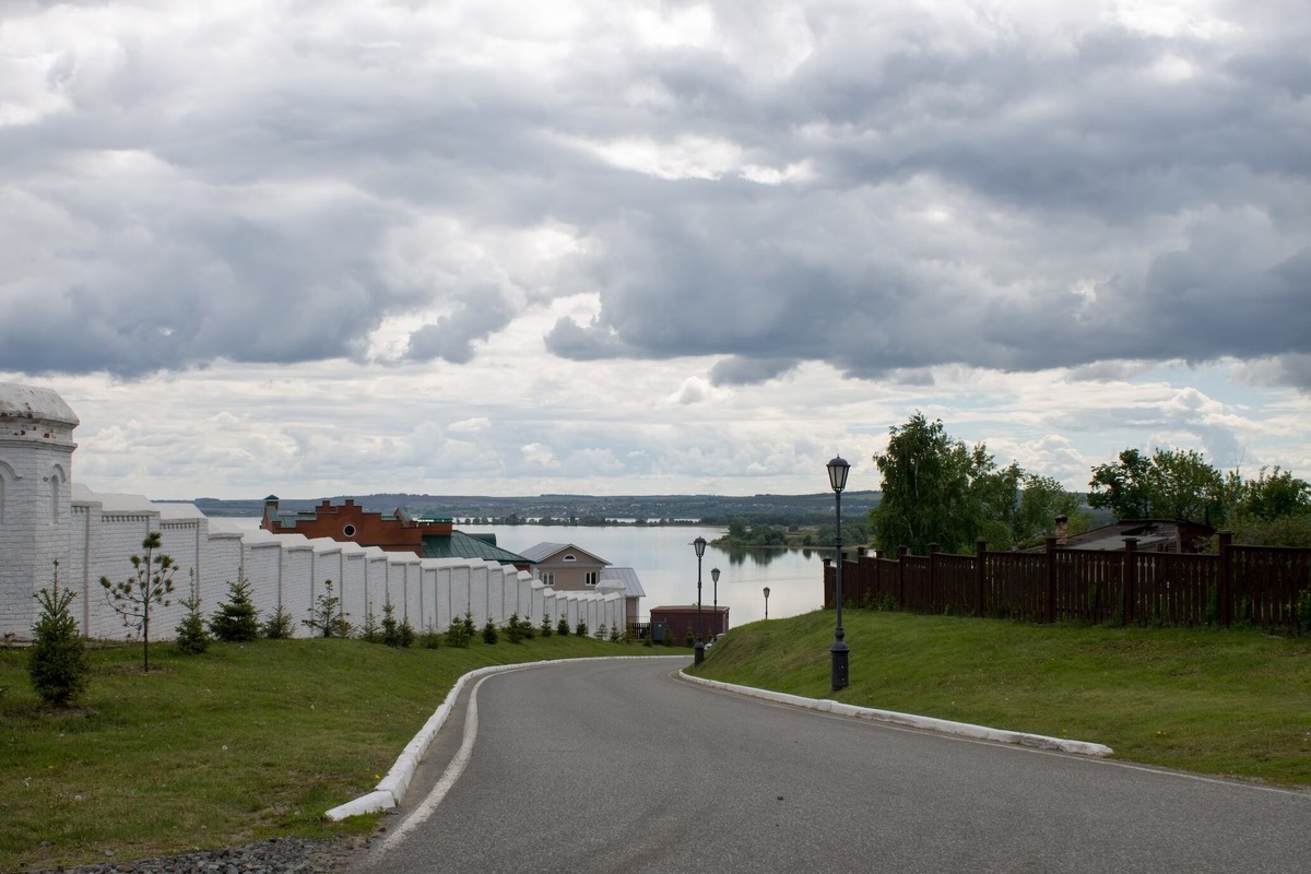 На острове до сих пор есть жилые дома. Хозяева не меняют их архитектуру, поэтому у Свияжска особая атмосфера старинного города. Источник: unsplash