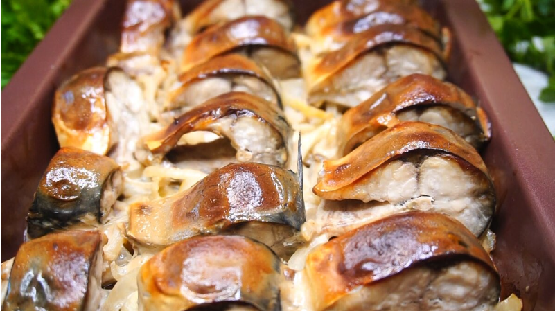 Такую рыбу хочется есть еще и еще, получается нежная, ароматная. По вкусу напоминает рыбку горячего копчения.