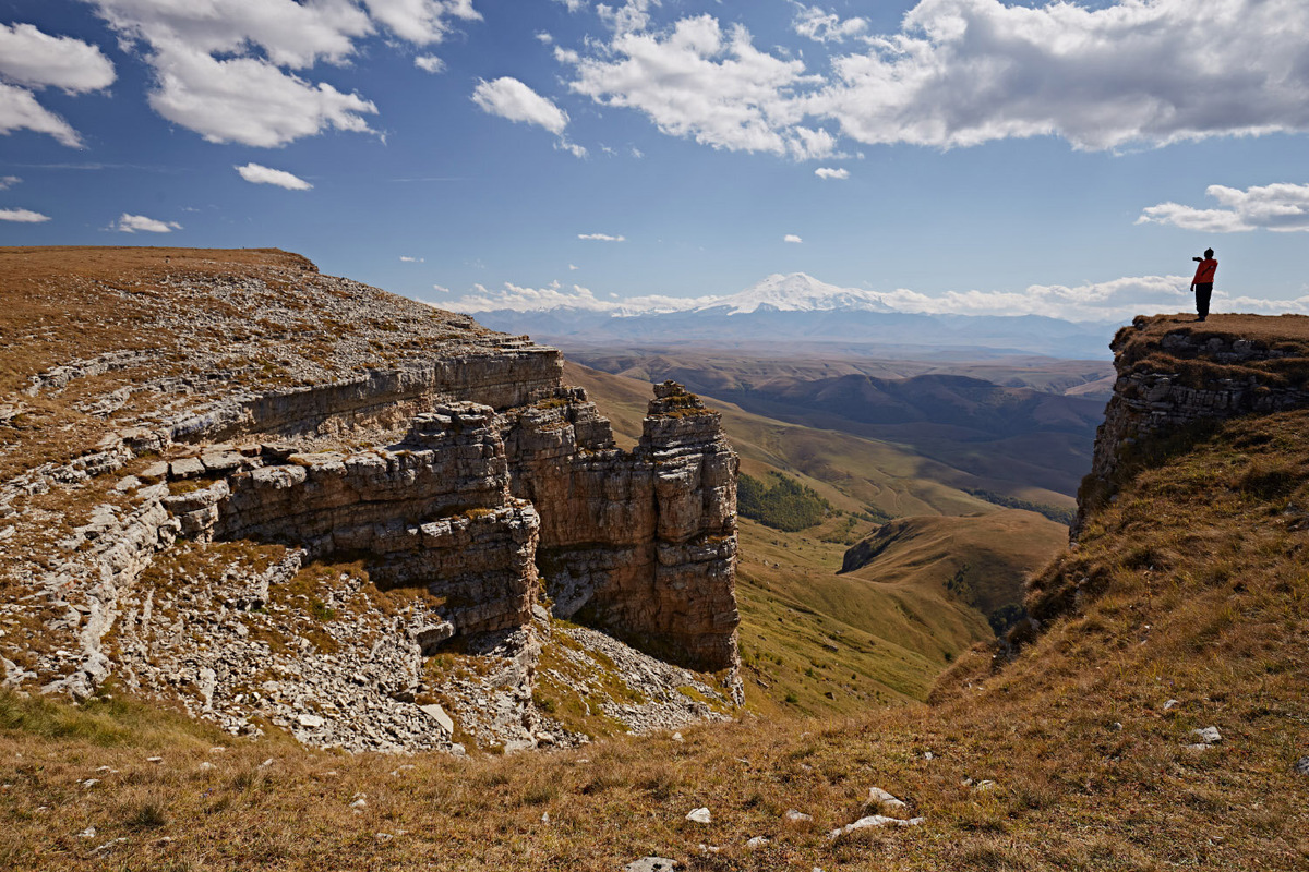 Этот амфитеатр создан природой как будто для медитативных наблюдений за Эльбрусом