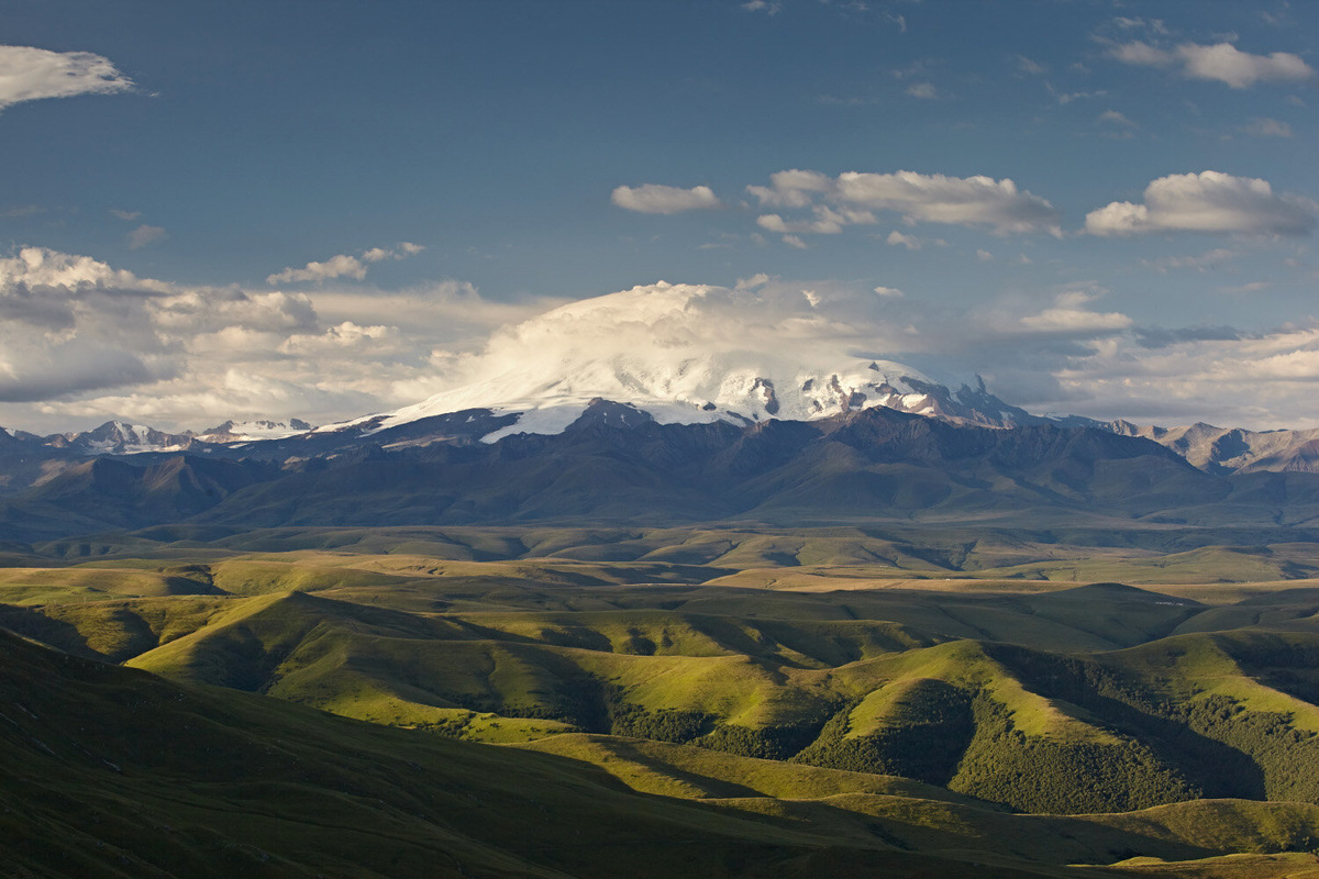 Эльбрус под шапкой облаков — весьма частое явление, особенно в июне