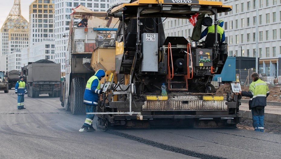    Дорожное строительство на намыве Васильевского острова. Автор фото: Ермохин Сергей/"ДП"
