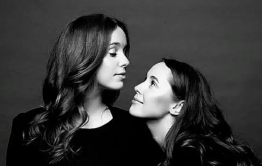 на фото Полина и София Исаевы сейчас 