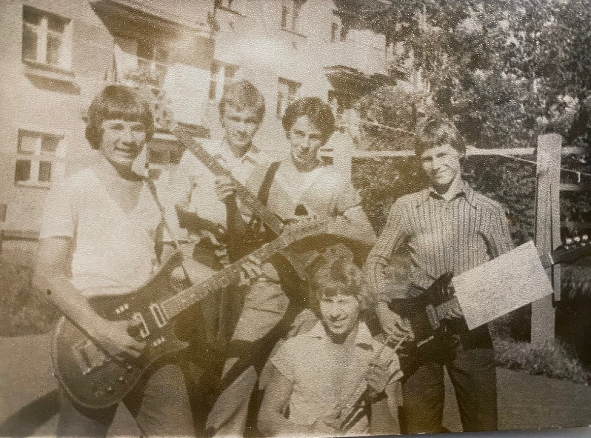 Я - крайний слева