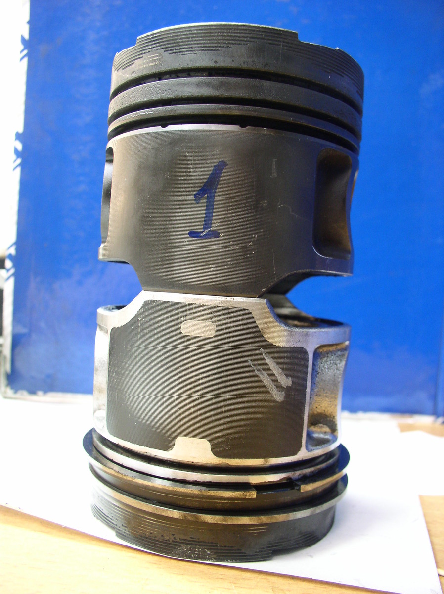 Здесь видно, что ширина нижнего края юбки различна у "родного" и у турецкого поршня