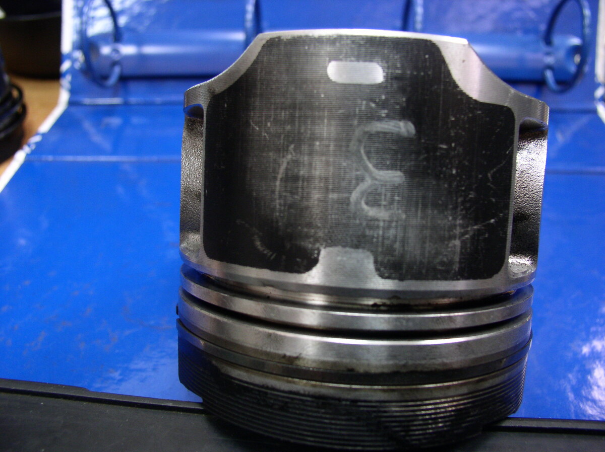 Натир на боковой поверхности юбки, демонстрирующий её кривизну турецкого поршня