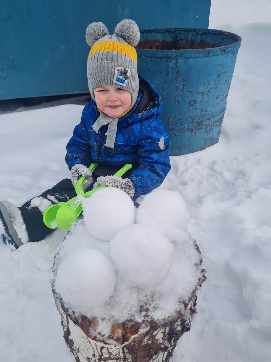 Паша лепит снежки