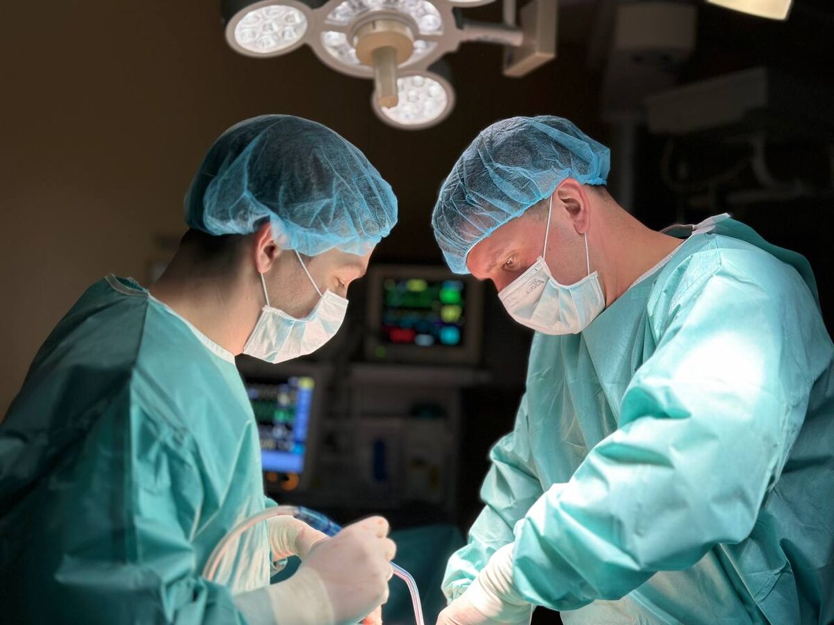 Операционная медицинской клиники НАКФФ. Врачи - И.И. Бокин и И.М. Давыдов