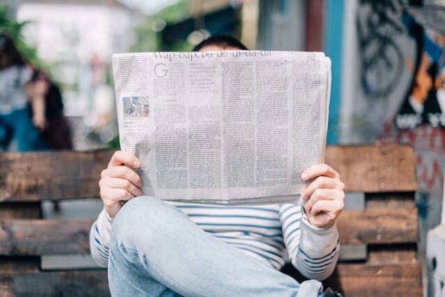 Фото: https://unsplash.com/photos/man-sitting-on-bench-reading-newspaper-_Zua2hyvTBk
