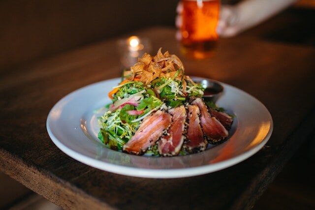 Фото: https://unsplash.com/photos/man-sitting-on-bench-reading-newspaper-_Zua2hyvTBk