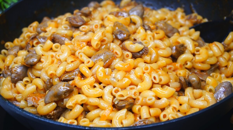 Макароны с куриными сердечками: сытный и легкий в приготовлении ужин без лишней посуды