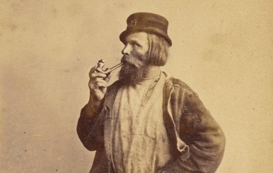 Русский крестьянин курит трубку. Фотография конца 1860-х годов