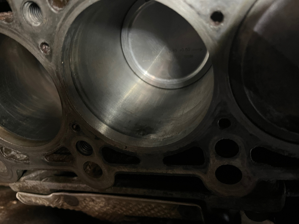 Видите какую яму разворотил в цилиндре