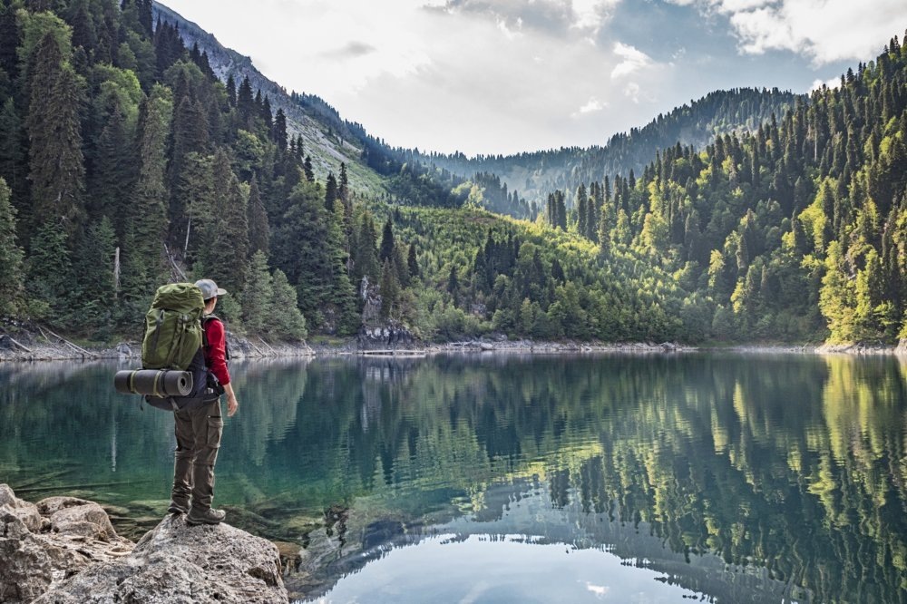    Вид на озеро Рица в Абхазии. / Фото: iStock