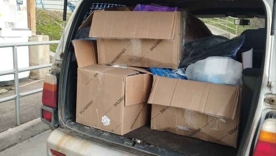    Коробки с расходными материалами для волонтёров, которые устраняют последствия разлива мазута в Чёрное море. Фото: чат волонтёров