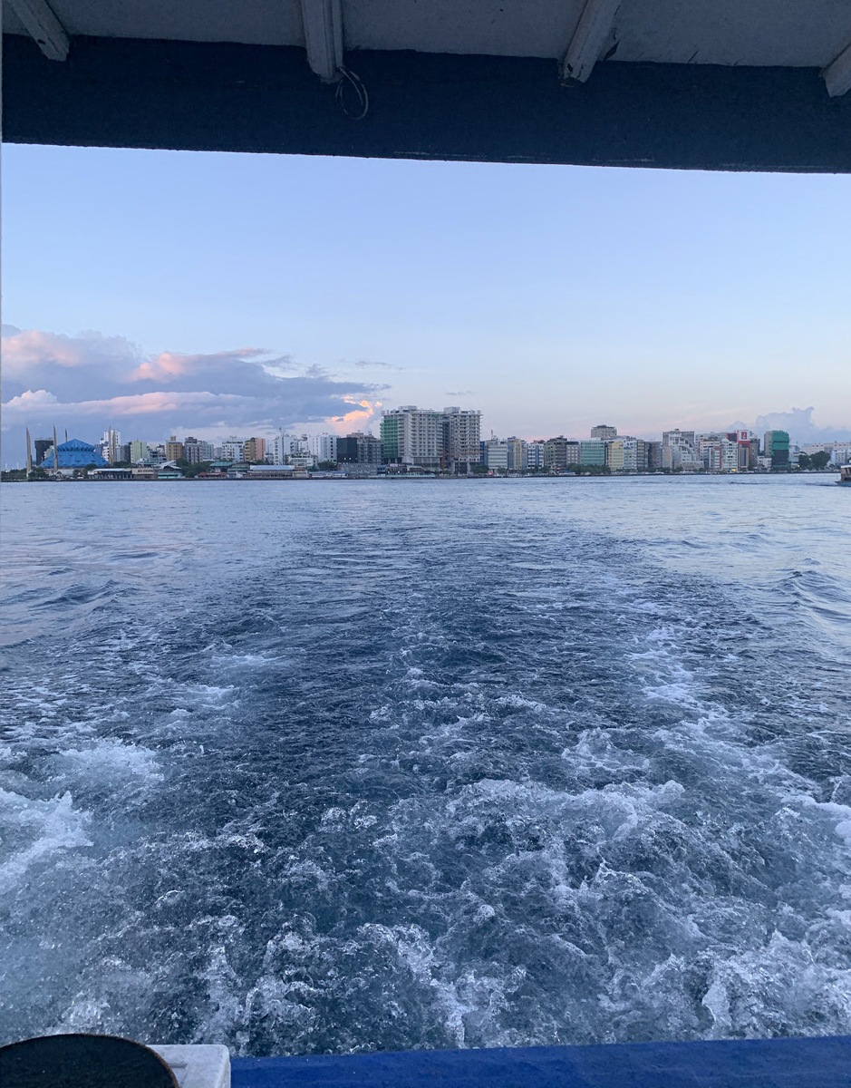 До города можно добраться на пароме за 1 доллар (102 рубля). Они отправляются с 6 утра до 21:00 с пристани у выхода из аэропорта. Воздушную гавань и центр Мале разделяет пролив