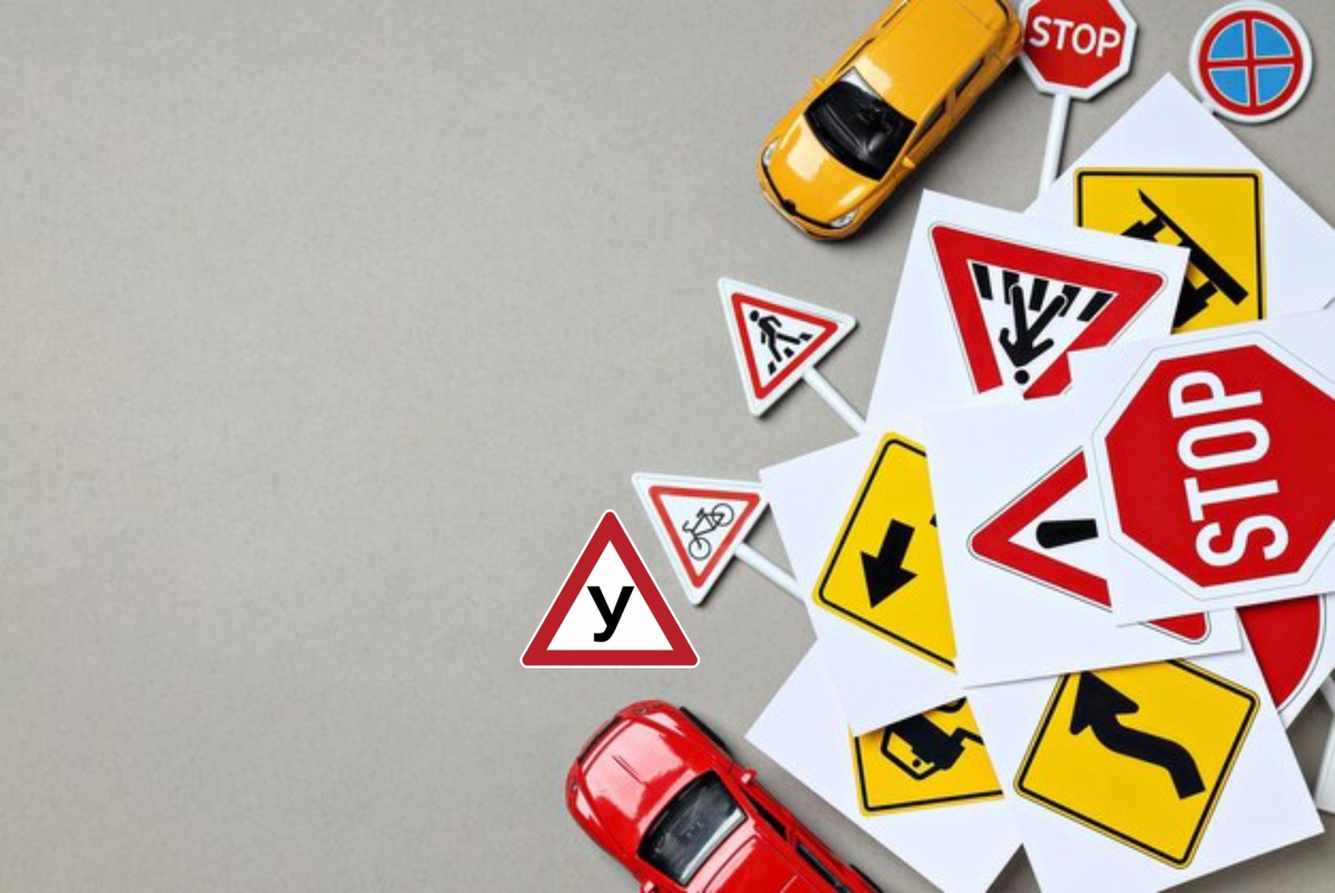 Поступление в любое учебное заведение требует определенного базового запаса знаний. Автошкола не исключение. (Картинка от freepik.com)