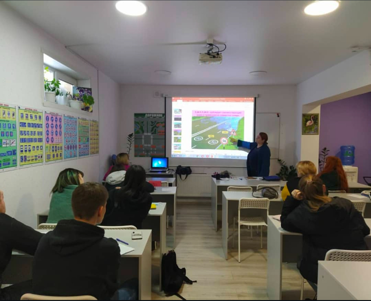 Ищите онлайн тесты и квизы по ПДД, это поможет проверить свои знания и подготовится к экзамену.