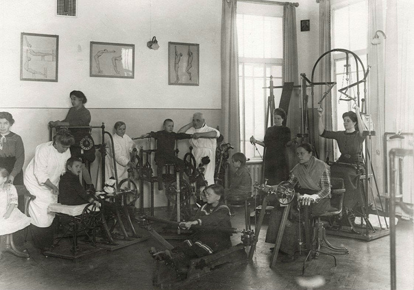 Тренажёры Цандера в Петербурге, 1908-1910 гг (фото: https://vk.com/historyphoto_club)