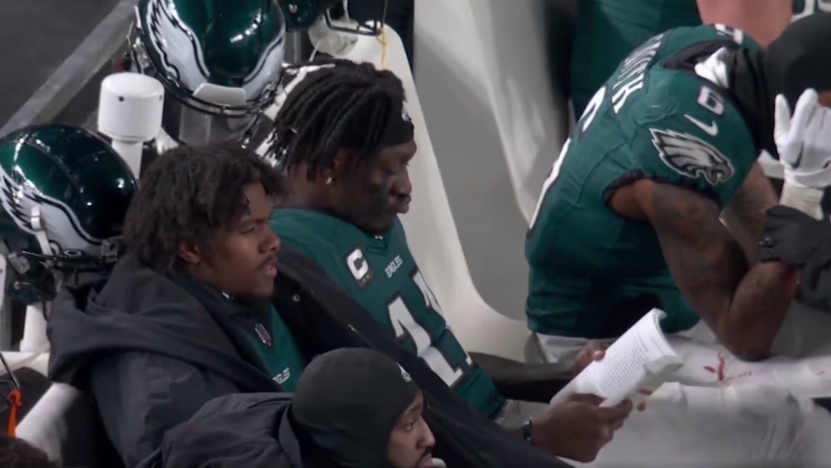 Эй Джей Браун читает книгу во время матча (Фото DR)