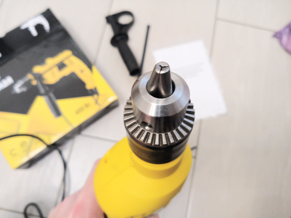 Кстати, дрель у меня есть. Но уже старенькая, провод где-то отходит, рукой придерживать нужно, чтобы крутилась)